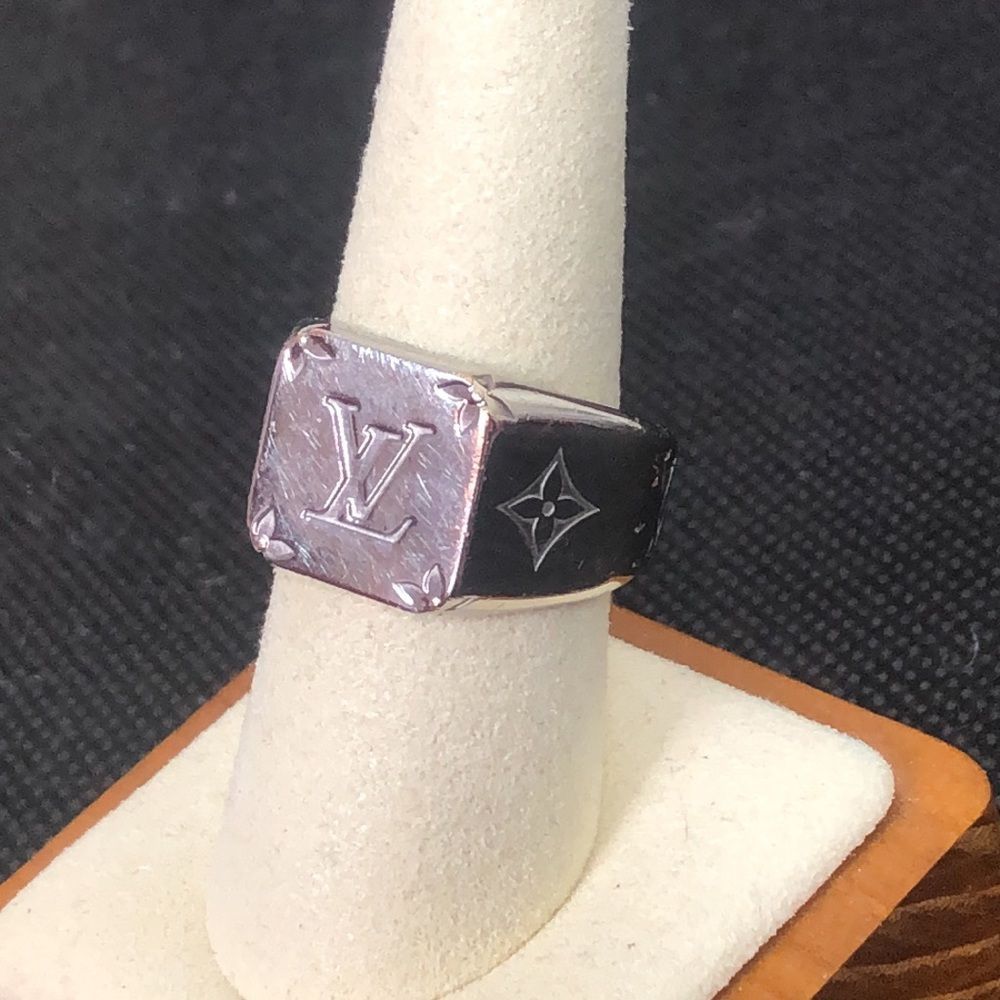 LOUIS VUITTON LV Monogram Silver Plated Signet Unisex Ring Sz 9 (US SIZE) - Picture 5 of 13